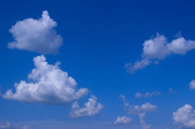 Mavi Gökyüzü Arka Plan Üzerinde Güzel Bulutlar. Doğa, Peyzaj Kavramı. Güzel Gökyüzü Arka Plan.