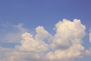 Mavi Gökyüzü Arka Plan Üzerinde Güzel Bulutlar. Doğa, Peyzaj Kavramı. Güzel Gökyüzü Arka Plan.