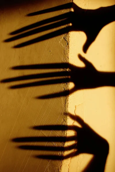 Странная Тень Стене Ужасная Тень Аннотация Чёрная Тень Большой Руки — стоковое фото