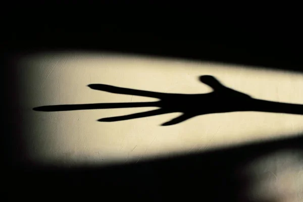 Странная Тень Стене Ужасная Тень Аннотация Чёрная Тень Большой Руки — стоковое фото