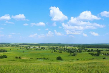 Yeşil alan ve mavi gökyüzü arka planı. Manzara, doğa konsepti. Doğa Arkaplanı.