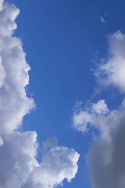 Mavi gökyüzü ve beyaz bulutlar. Güzel doğa arka plan. Özgürlük, doğa konsepti.