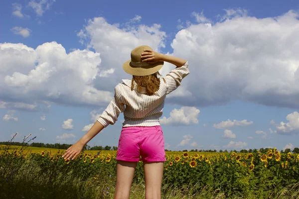 Foto Recortada Una Niña Joven Con Sombrero Una Camisa Rayas —  Fotos de Stock