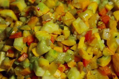 Gıda arka plan. Siyah arka plan üzerinde ince doğranmış kabak, havuç ve soğan. Kızarmış kabak, havuç ve soğan.