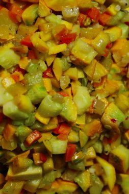 Gıda arka plan. Siyah arka plan üzerinde ince doğranmış kabak, havuç ve soğan. Kızarmış kabak, havuç ve soğan.