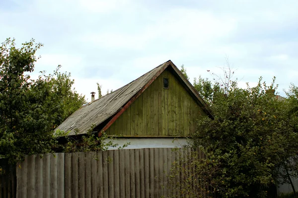 Pequeña Casa Madera Con Techo Verde Tiro Recortado Casa Madera — Foto de Stock