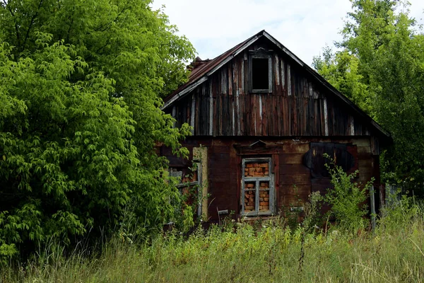 Stary Opuszczony Dom Lesie Mały Drewniany Dom Lesie Stare Wdziane — Zdjęcie stockowe