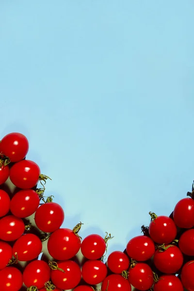 Tomates Rojos Cereza Sobre Fondo Azul Fondo Colorido Comida Publicidad —  Fotos de Stock