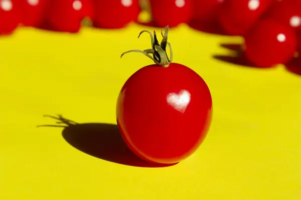 Tomates Rojos Cereza Sobre Fondo Amarillo Fondo Colorido Comida Publicidad —  Fotos de Stock