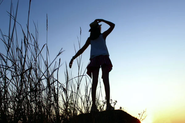 Silhouette Une Jeune Adolescente Portant Chapeau Debout Regardant Vers Coucher — Photo