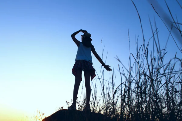 Silhouette Une Jeune Adolescente Portant Chapeau Debout Regardant Vers Coucher — Photo