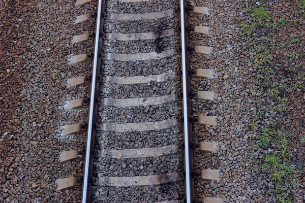 Demiryollarının kırpılmış çekimi. Ulaşım, seyahat konsepti.