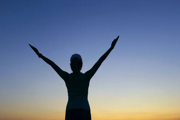 Silueta Niña Sobre Fondo Del Cielo Puesta Del Sol Personas —  Fotos de Stock