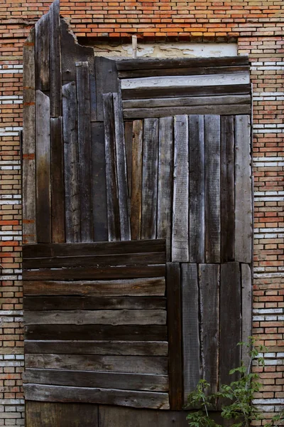 把窗户放在砖墙上 抽象木制背景 砖墙和木板 — 图库照片