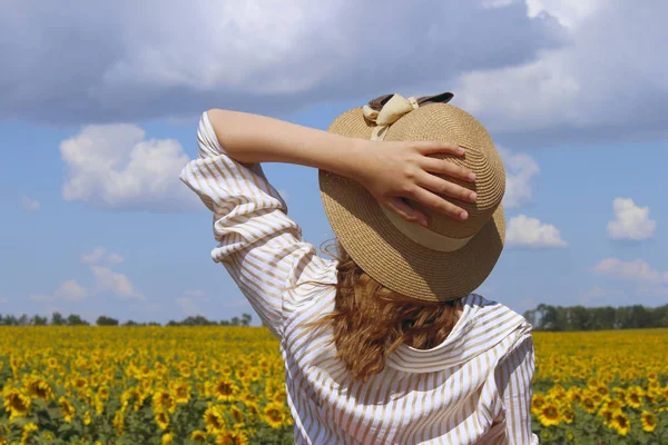 Foto Recortada Una Niña Joven Con Sombrero Una Camisa Rayas —  Fotos de Stock