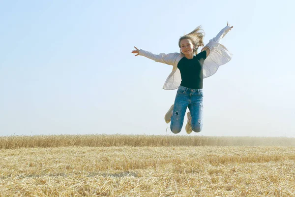 Mujer Joven Despreocupada Atractiva Campo Trigo Gente Naturaleza Concepto Agrícola —  Fotos de Stock