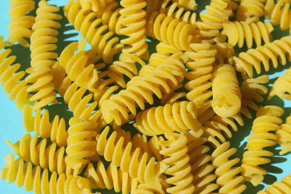 Contexte Alimentaire Pâtes Fusilli Sur Fond Bleu Fond Coloré Concept — Photo