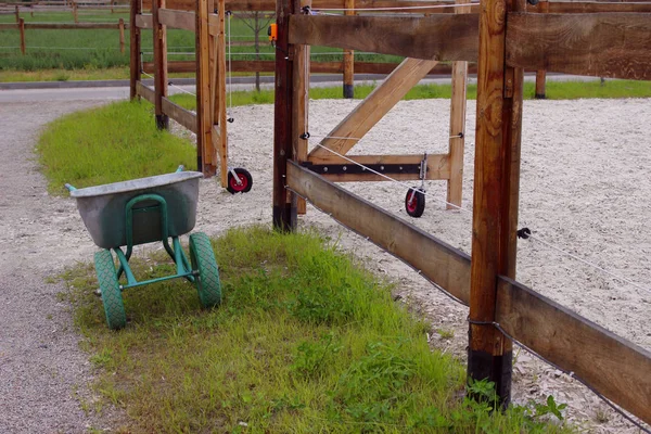 Écurie Vide Paddock Ouvert Vide Pour Équitation Brouette Pour Fumier — Photo