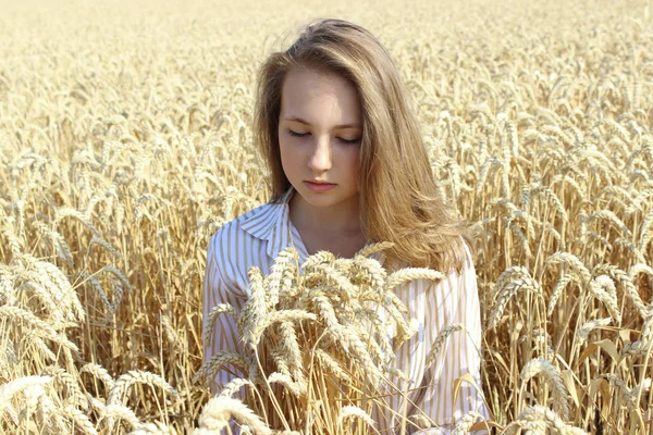 Retrato Uma Mulher Bonita Sentada Campo Trigo Verão Olhando Para — Fotografia de Stock