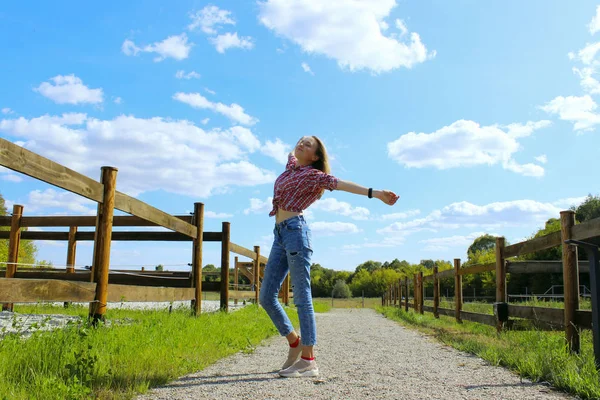 Jovencita Feliz Pie Con Las Manos Alto Gente Naturaleza Concepto —  Fotos de Stock