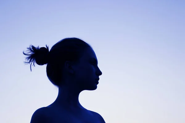 Retrato Una Joven Mirando Hacia Lado Silueta Mujer Joven Tonificada —  Fotos de Stock