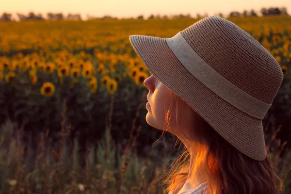 Image Floue Une Jeune Fille Portant Chapeau Regardant Sur Côté — Photo