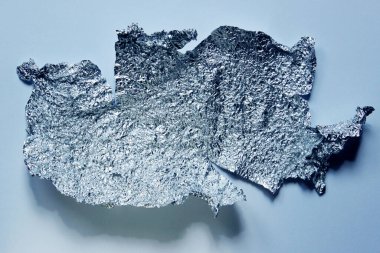 Soyut arkaplanın bulanık görüntüsü. Beyaz arkaplanda buruşmuş folyo, yatay görünüm, metin için boşluk.