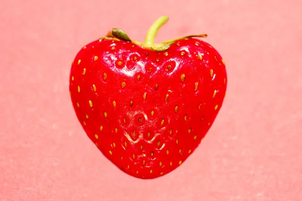 Verschwommenes Bild Von Roten Saftigen Erdbeeren Herzform Auf Rosa Hintergrund — Stockfoto