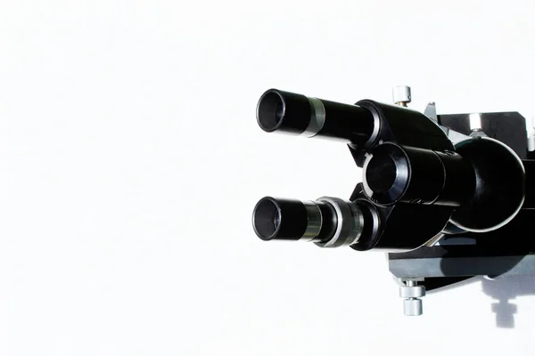 白い背景に黒い顕微鏡 水平方向のビュー 研究の概念 — ストック写真