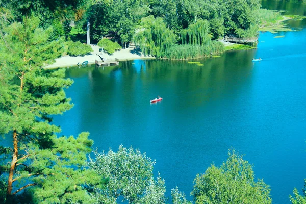 蓝色的湖 顶部的风景 水的概念 翠绿的森林 蓝色的湖泊 水面上的红皮划艇 山顶上的景色 — 图库照片
