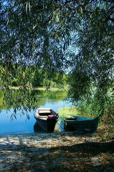 川の岸に2隻の古い木製のボート 景観の概念 — ストック写真