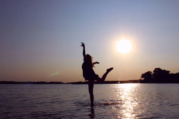 Gente Viajes Concepto Agua Silueta Mujer Delgada Bailando Agua Aire —  Fotos de Stock