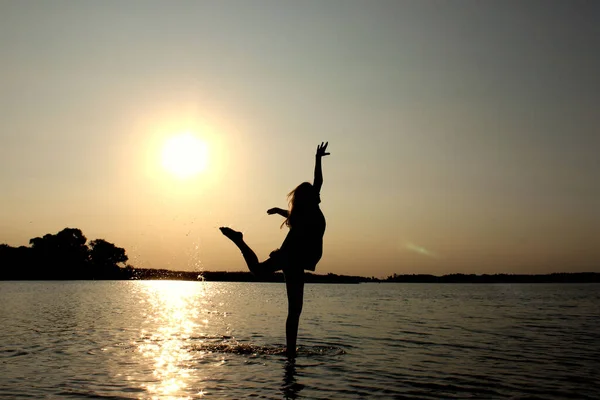 Gente Viajes Concepto Agua Silueta Mujer Delgada Bailando Agua Aire —  Fotos de Stock