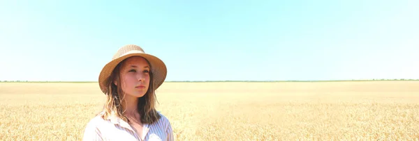 Портрет Девочки Подростка Стоящей Пшеничном Поле Фоне Голубого Неба Молодая — стоковое фото