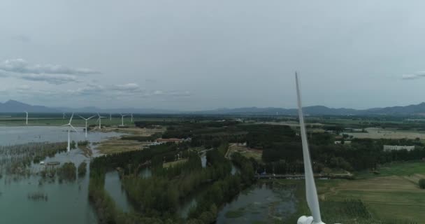 中国での代替エネルギーの開発 風タービン公園は北京の近くにあります — ストック動画