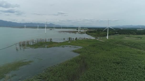中国替代能源的发展 风力涡轮机公园坐落在北京附近 — 图库视频影像