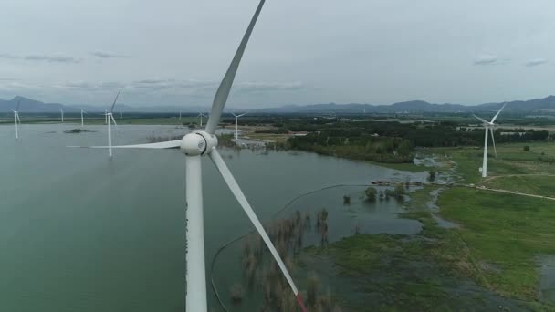 中国での代替エネルギーの開発 風タービン公園は北京の近くにあります — ストック動画