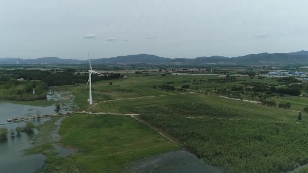 中国での代替エネルギーの開発 風タービン公園は北京の近くにあります — ストック動画