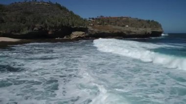 Endonezya'nın doğası. Java'nın güney sahili. Temmuz ayında yapılan çekimler. 