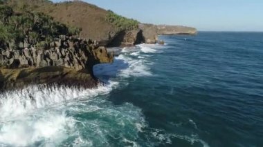Endonezya'nın doğası. Java'nın güney sahili. Temmuz ayında yapılan çekimler. 