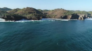 Endonezya'nın doğası. Java'nın güney sahili. Temmuz ayında yapılan çekimler. 