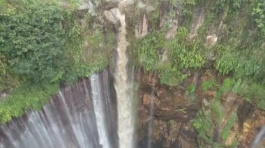 Endonezya'nın doğası. Java adası. Şelale Çoban Sewu. Şelale Tumpak Sewu.