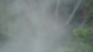 Endonezya'nın doğası. Java adası. Şelale Çoban Sewu. Şelale Tumpak Sewu.