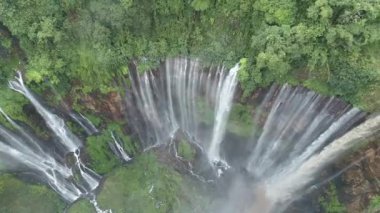 Endonezya'nın doğası. Java adası. Şelale Çoban Sewu. Şelale Tumpak Sewu.