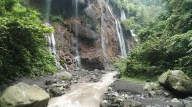 Endonezya'nın doğası. Java adası. Şelale Çoban Sewu. Şelale Tumpak Sewu.
