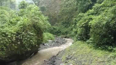 Endonezya'nın doğası. Java adası. Şelale Çoban Sewu. Şelale Tumpak Sewu.
