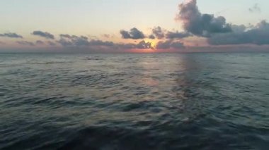 Bali'de gün doğumu. Kayıt Amed kentinde adanın doğu kıyısında yapıldı.