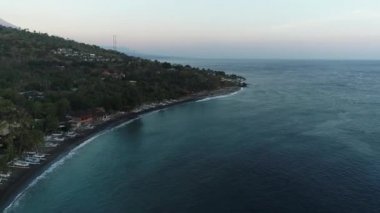 Bali'de gün doğumu. Kayıt Amed kentinde adanın doğu kıyısında yapıldı.