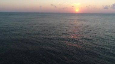 Bali'de gün doğumu. Kayıt Amed kentinde adanın doğu kıyısında yapıldı.