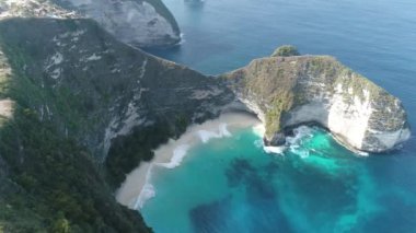 Nusa Penida Adası. Nusa Penida adasının inanılmaz manzara bir drone üzerinde çekildi. Kelingking Plajı